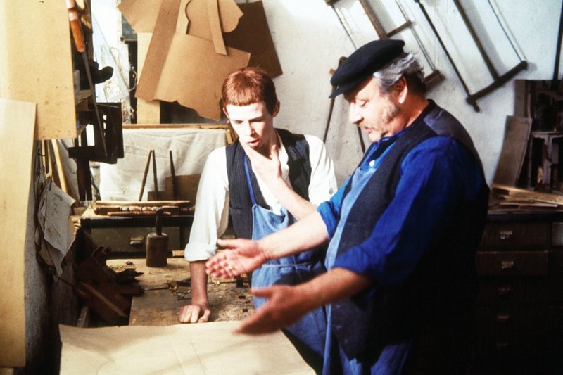 Karl (Robert Seidl, links) ist bei Schreinermeister Hallhuber (Gustl Bayrhammer) als Lehrling. Karl verliert während der Lehrzeit jedoch keinen Moment sein Ziel, Komiker zu werden, aus den Augen. – Bild: SWR/BR/Franz Seitz Filmproduktion Karl (Robert Seidl, links) ist bei Schreinermeister Hallhuber (Gustl Bayrhammer) als Lehrling. Karl verliert während der Lehrzeit jedoch keinen Moment sein Ziel, Komiker zu werden, aus den Augen. – Bild: SWR/BR/Franz Seitz Filmproduktion