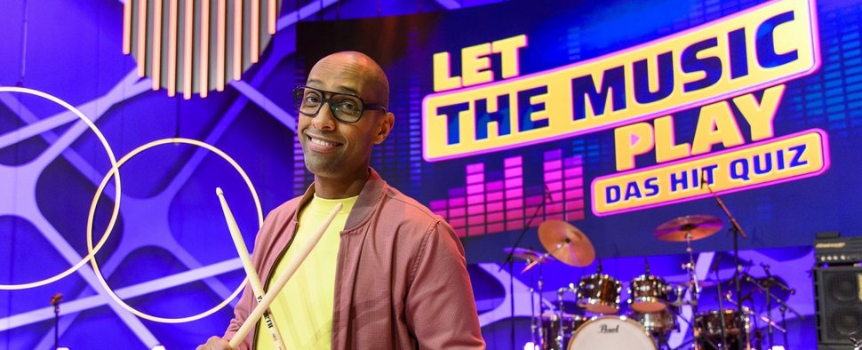 Amiaz Habtu moderiert „Let the music play – Das Hit Quiz“ – Bild: Sat.1/Julia Feldhagen